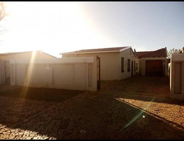 4 BEDROOM HOUSE FOR SALE IN PROTEA GLEN EXT
